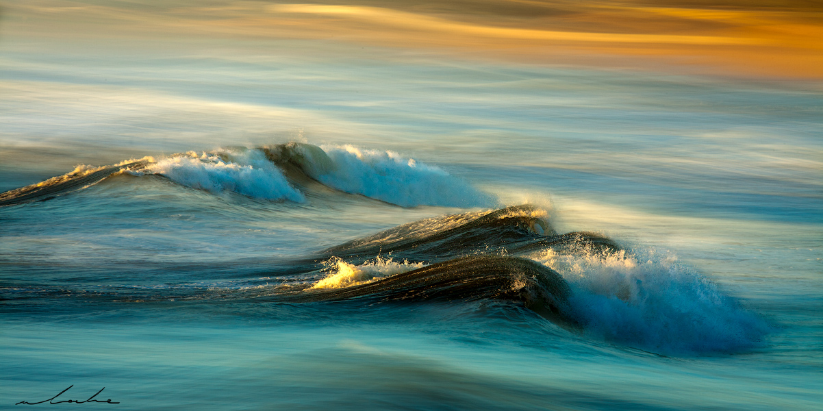 Colour photograph of a gentle wave formation